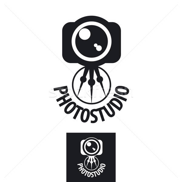 Vector Logo For The Photographer Camera On A Tripod Vector 600x600 Vector Logo For The Photographer Camera On A Tripod Vector