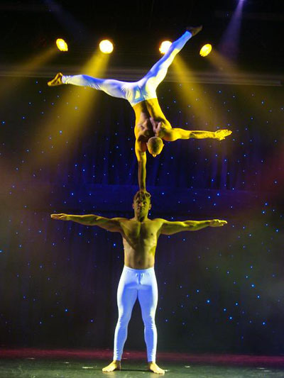 400x533 Duo Vector Acrobalance Routine Circus Performers