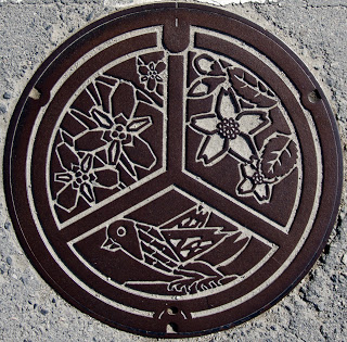 320x315 Japan's Manhole Covers