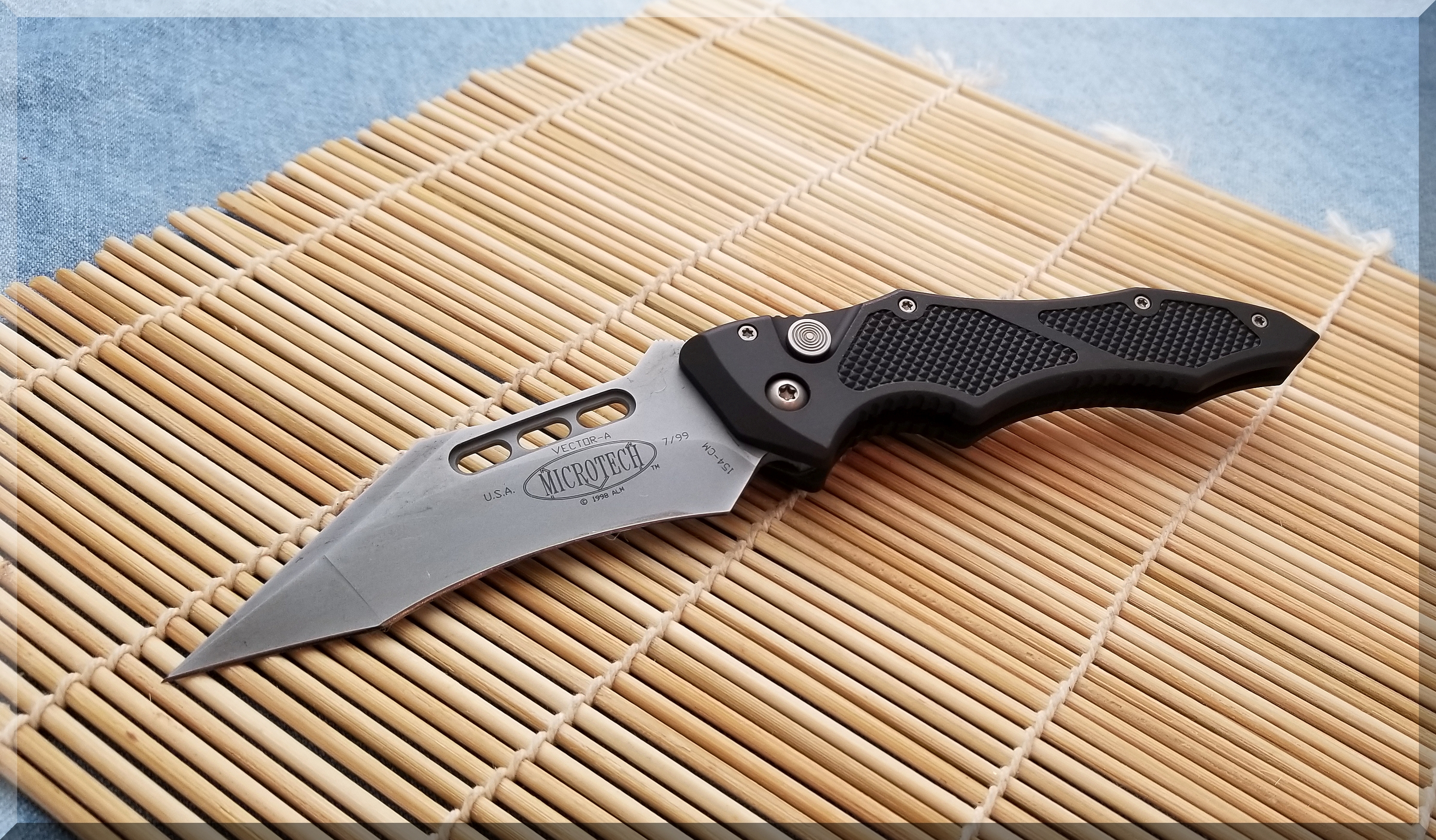 3344x1957 Microtech Vector