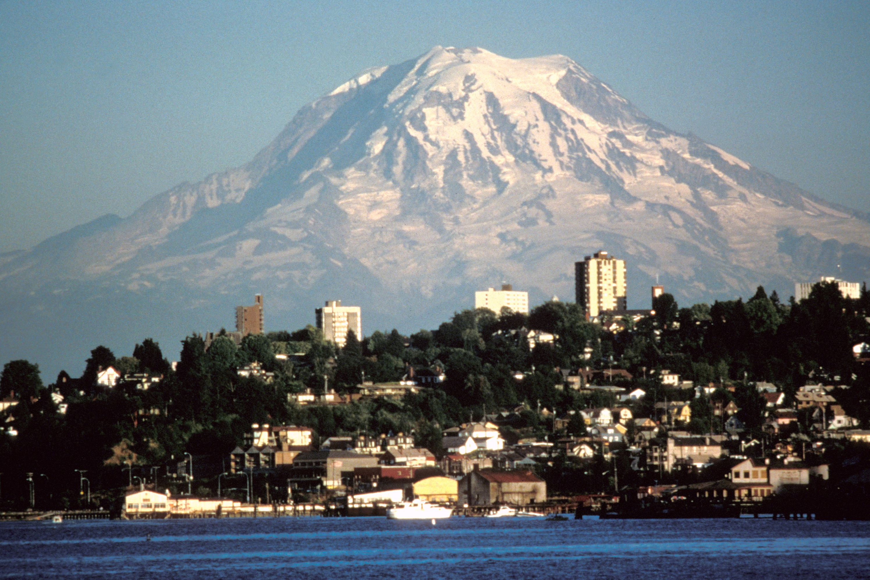 2991x1995 Tacoma With A View Of Mount Rainier In Washington Image