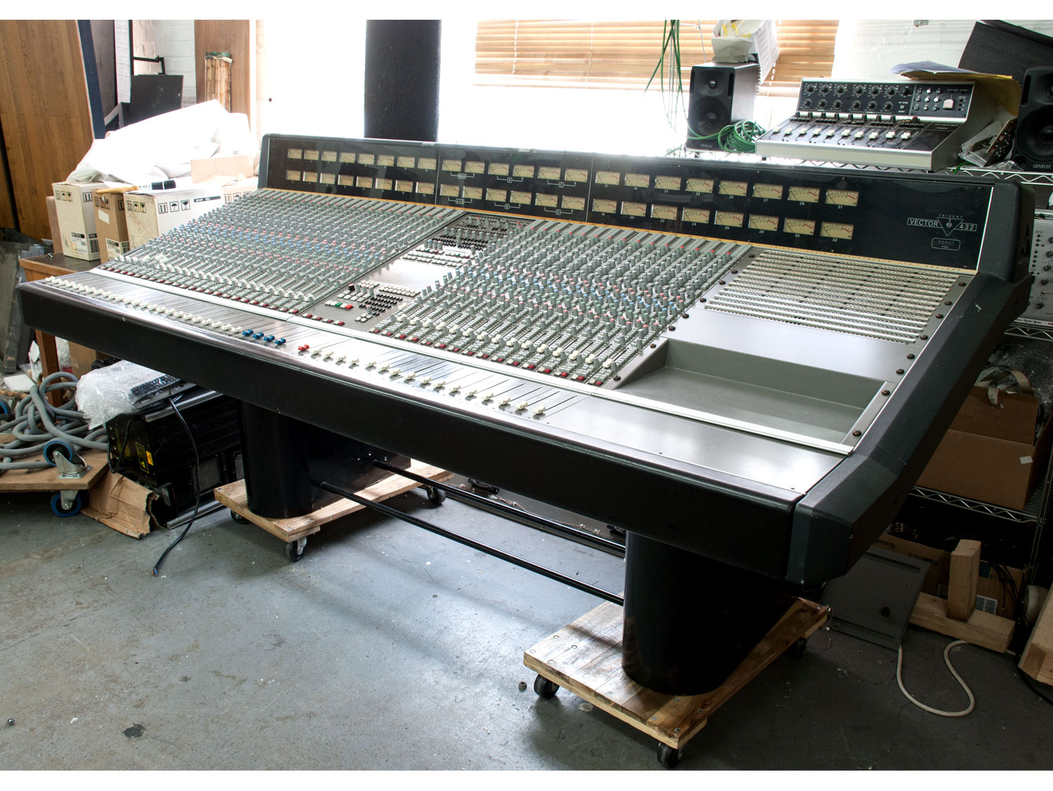 1500x1126 Trident Vector Classic Console