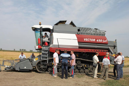 450x300 Kompaniia Predstavila Kubanskim Risovodam Kombajn Vector