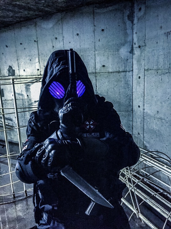 555x740 Die Vector Cosplay Photo