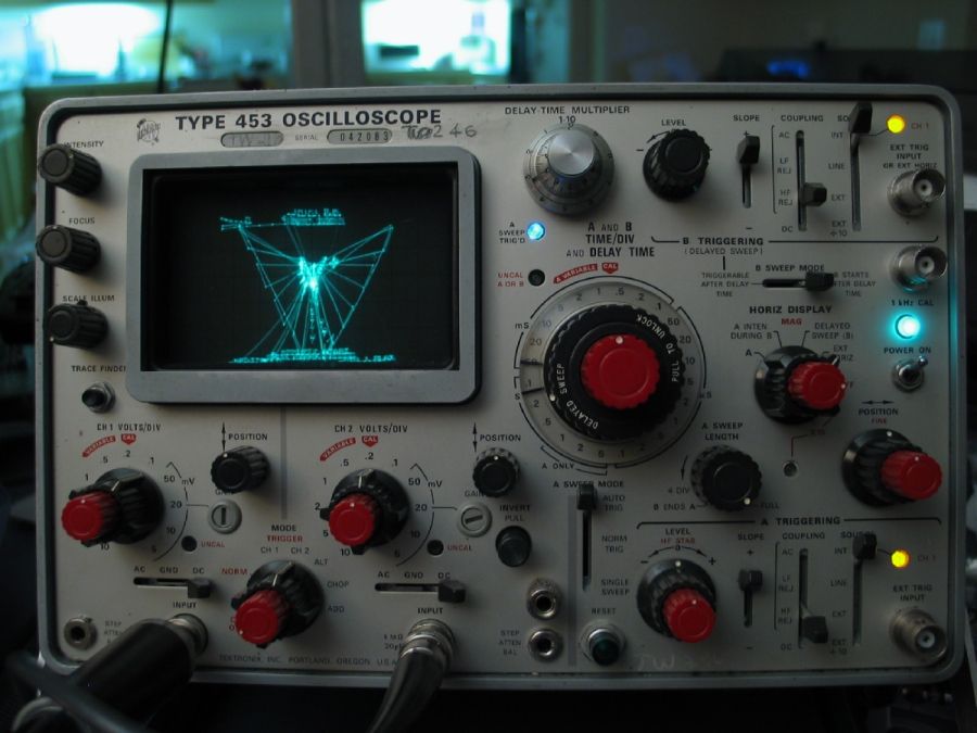 900x675 Tektronix Oscilloscope Being Used As A Miniature Vector