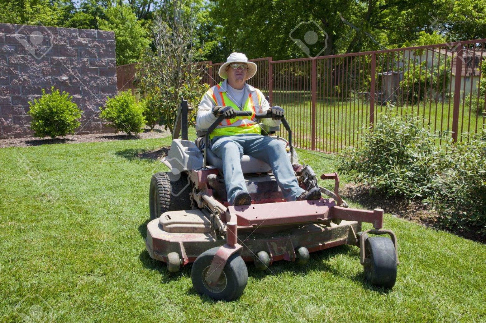1560x1039 Zero Turn Lawn Mower Vector Cultracing