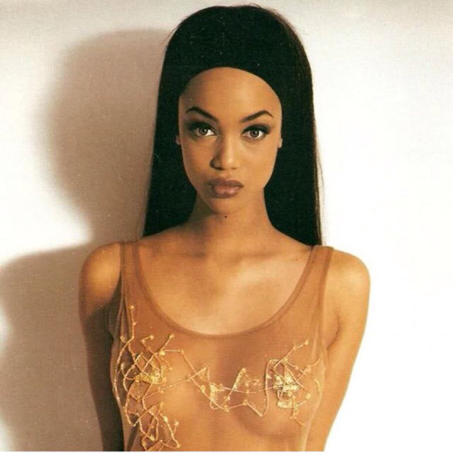 500x500 Perfect Style Model Lips Icon Tyra Banks Woman Long Hair Gold