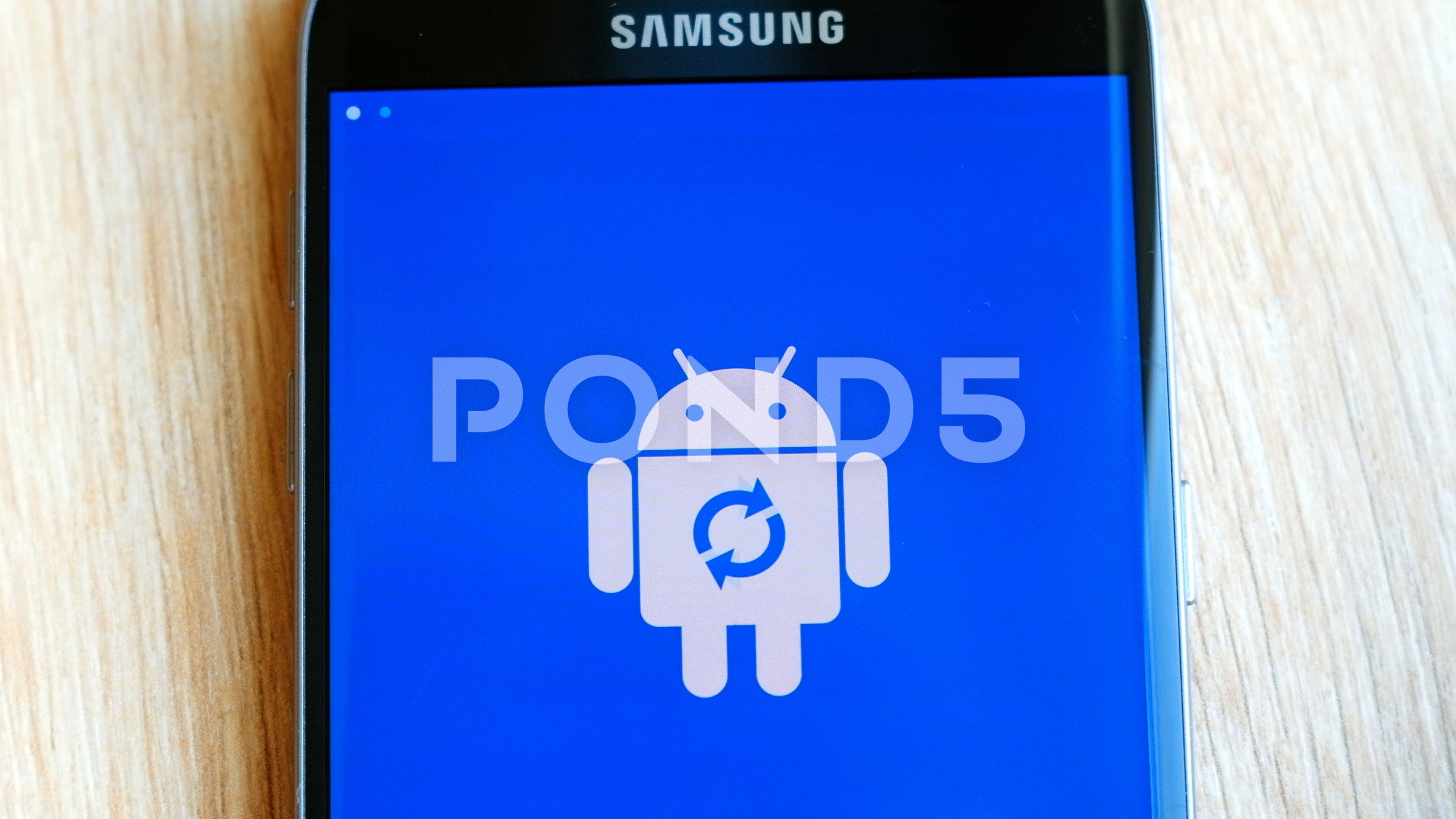 Android Robot Logo Icon On The Samsung Smart Phone Screen During 3840x2160 Android Robot Logo Icon On The Samsung Smart Phone Screen During