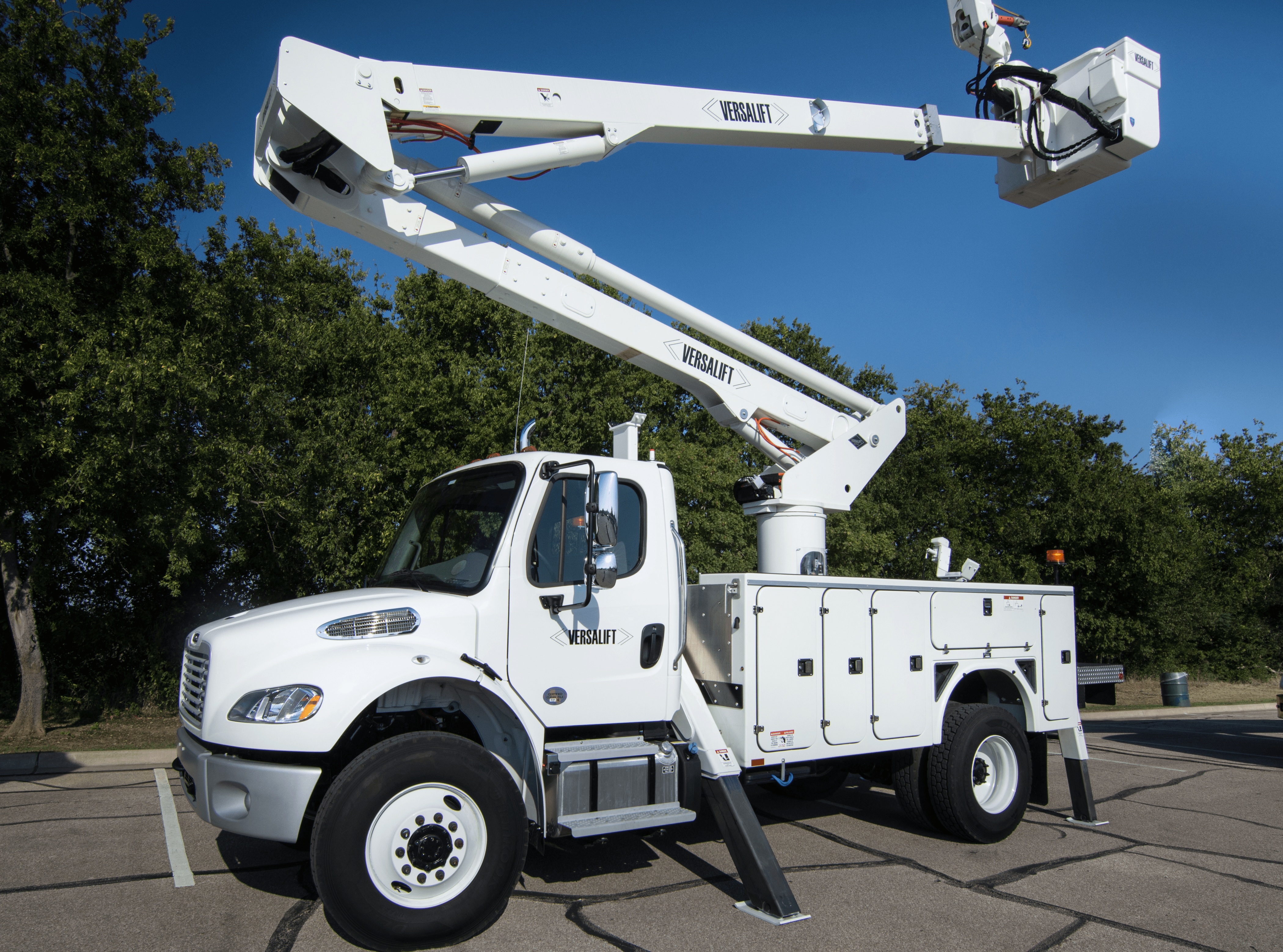 4200x3117 Bucket Trucks Articulated Telescopic Aerial Lifts Versalift Inc