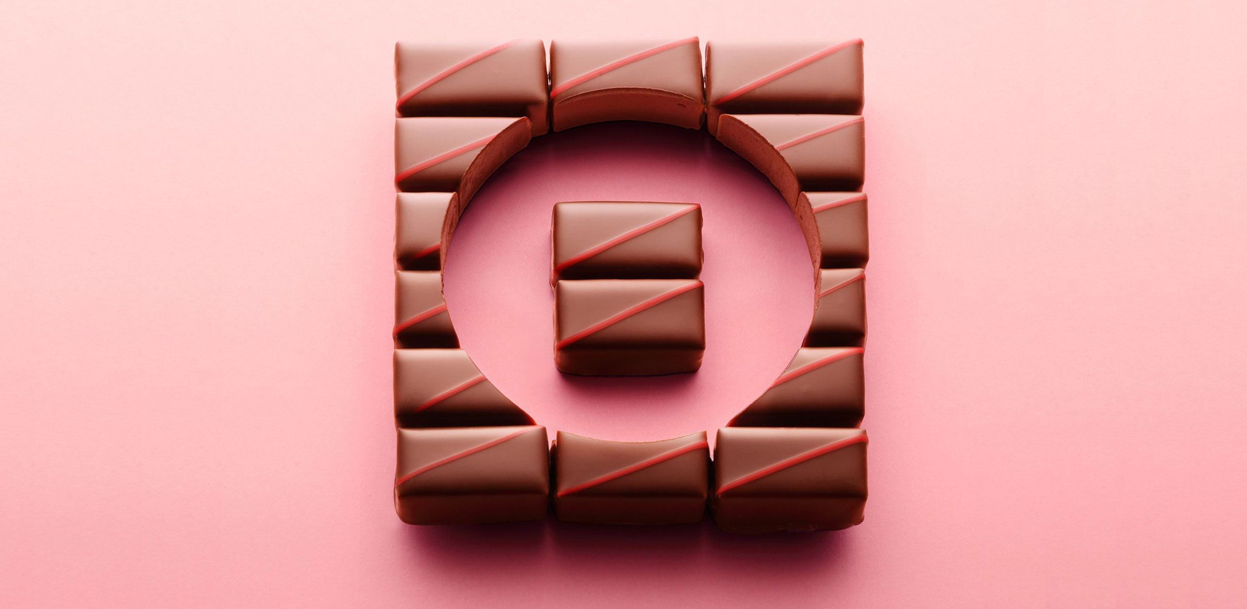 2424x1184 Chic Icon, Timeless Parisian Chic