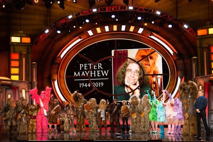 680x453 Star Wars Icon Peter Mayhew Is Given A Perfect Comic Con Send Off