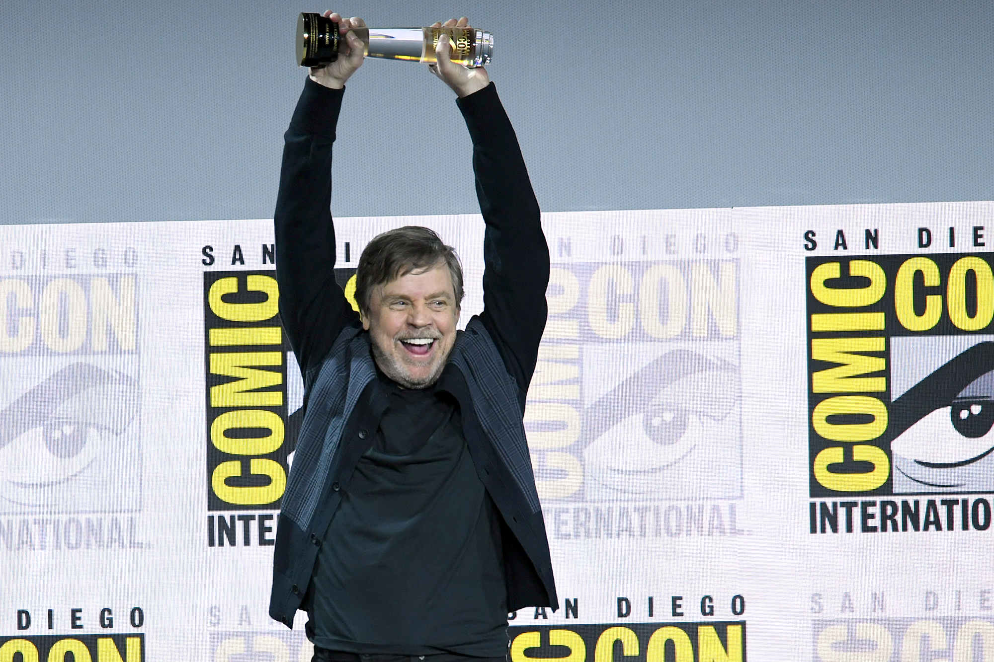 2000x1333 Comic Con Surprises Mark Hamill With The Icon Award