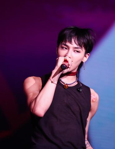 370x480 K Pop Icon G Dragon Wears The Ruifier Happy Bracelet