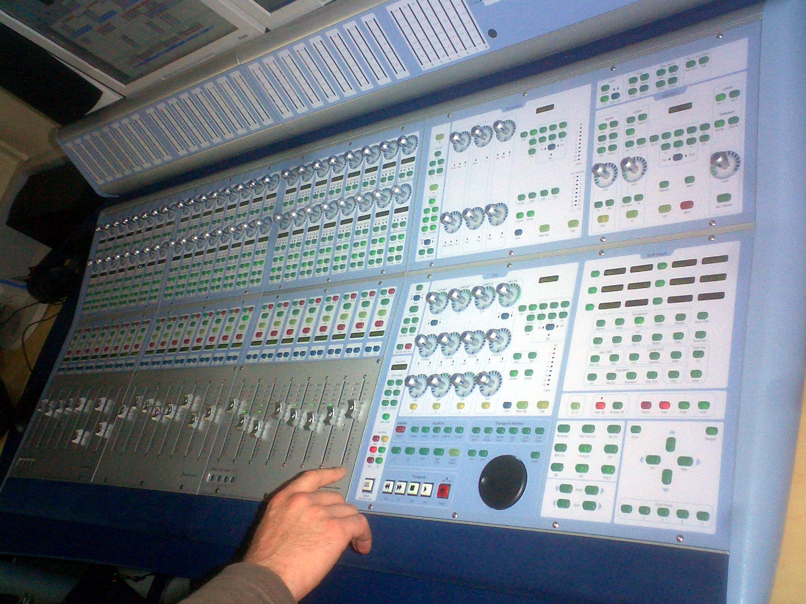 1600x1200 New Icon D Command Medium Format Console