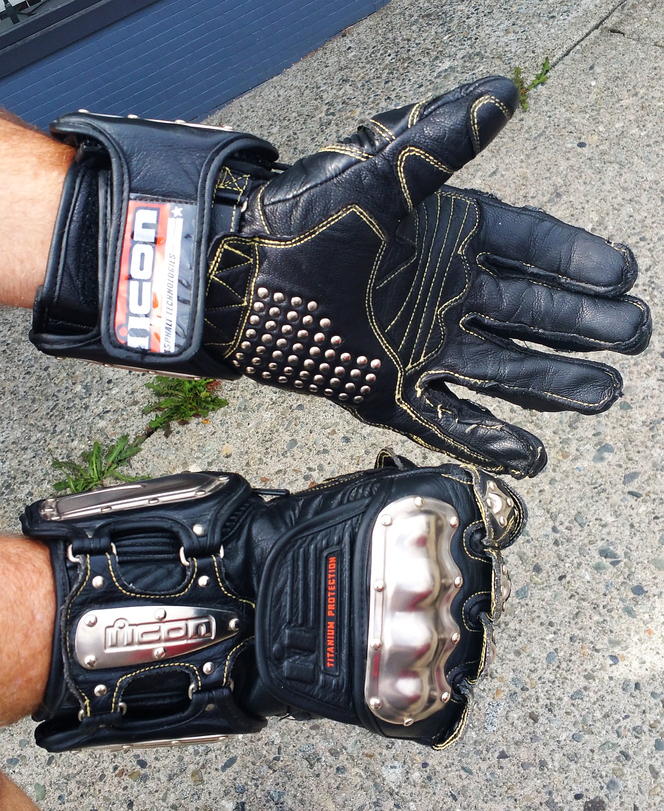 1329x1622 Icon Timax Klingon Fighting Gauntlets