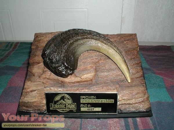 600x450 Jurassic Park Velociraptor Claw Icons Replicas