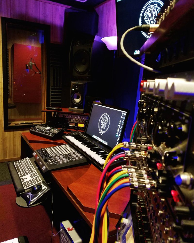 800x1000 Leo Studios