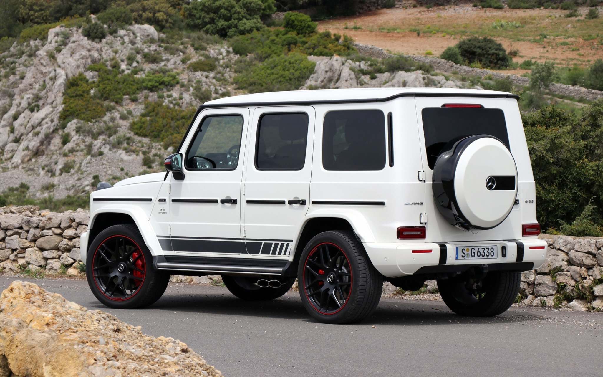 2048x1280 Automotive News Fashion Icon Suv Gets Subtle Makeover