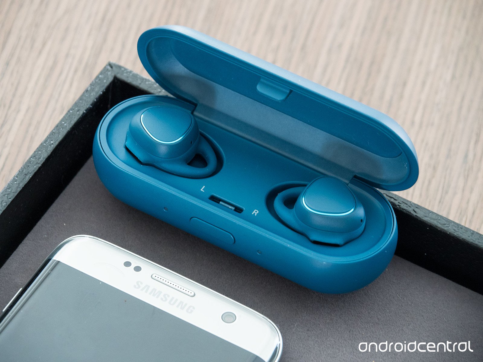 1600x1200 First Look Samsung's Totally Wireless Gear Icon X Earbuds