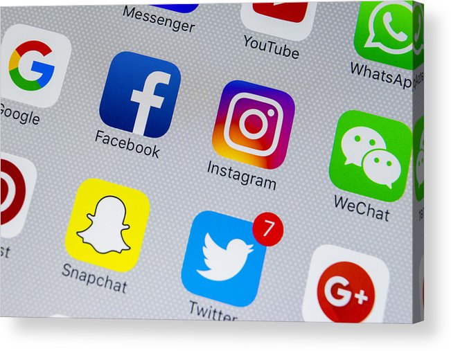 651x507 Apple Iphone X On Office Desk With Icons Of Social Media Facebook