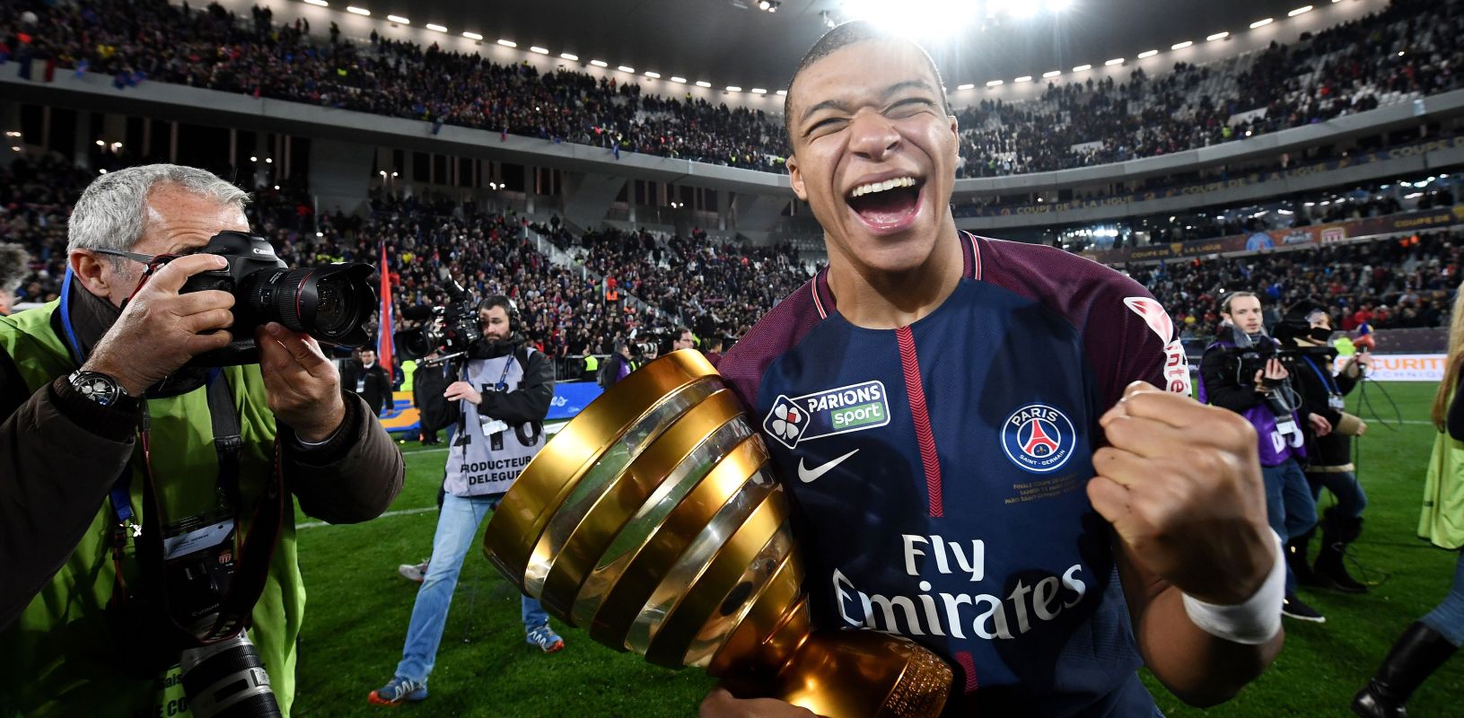 1631x800 Pictured World Cup Winner Kylian Poses With Manchester