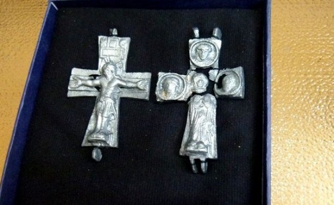 655x402 Bulgarian Archaeologists Show Lead Cross Reliquary, Lead Icon