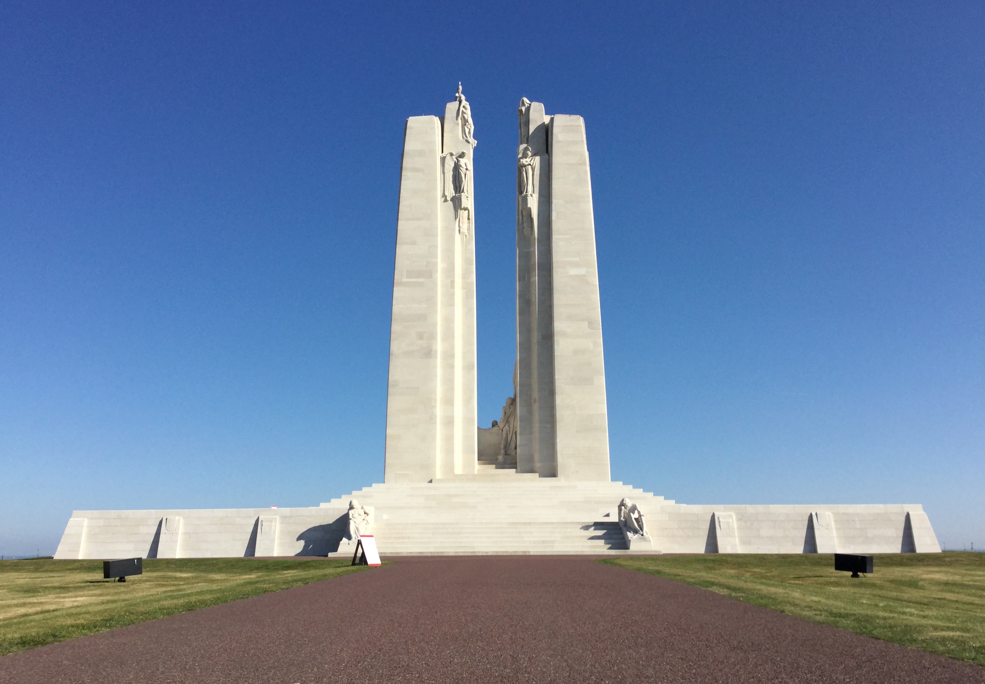 3195x2219 Vimy Battle Memorial Icon Grimsby Goes To War