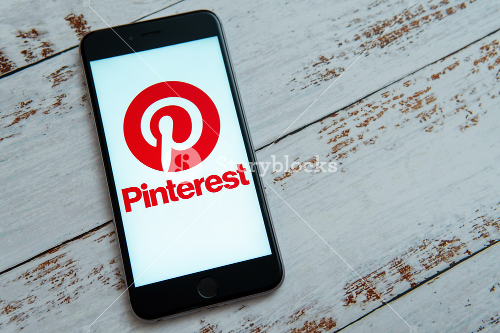 1000x667 Black Iphone With Logo Of Social Media On The Screen