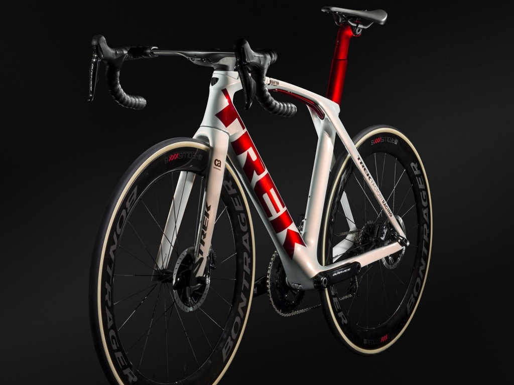 1024x768 Madone Slr Disc Icon Chrome Tour Model From Trek