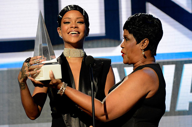 636x421 Rihanna Wins The 'ama Icon Award,' Performs 'diamonds' Billboard