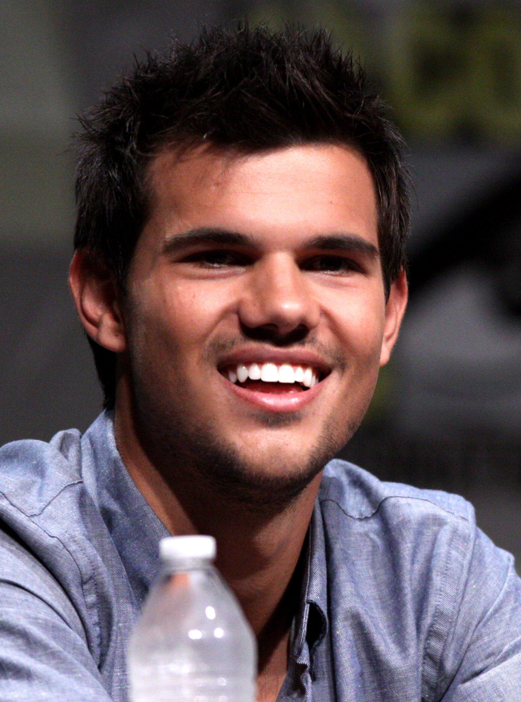 1744x2350 Taylor Lautner
