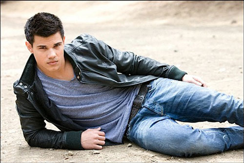 500x334 Taylor Lautner Falls Victim To Fake Coming Out Cover Story Icon