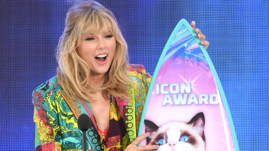 928x523 Taylor Swift Accepts First Ever Icon Award