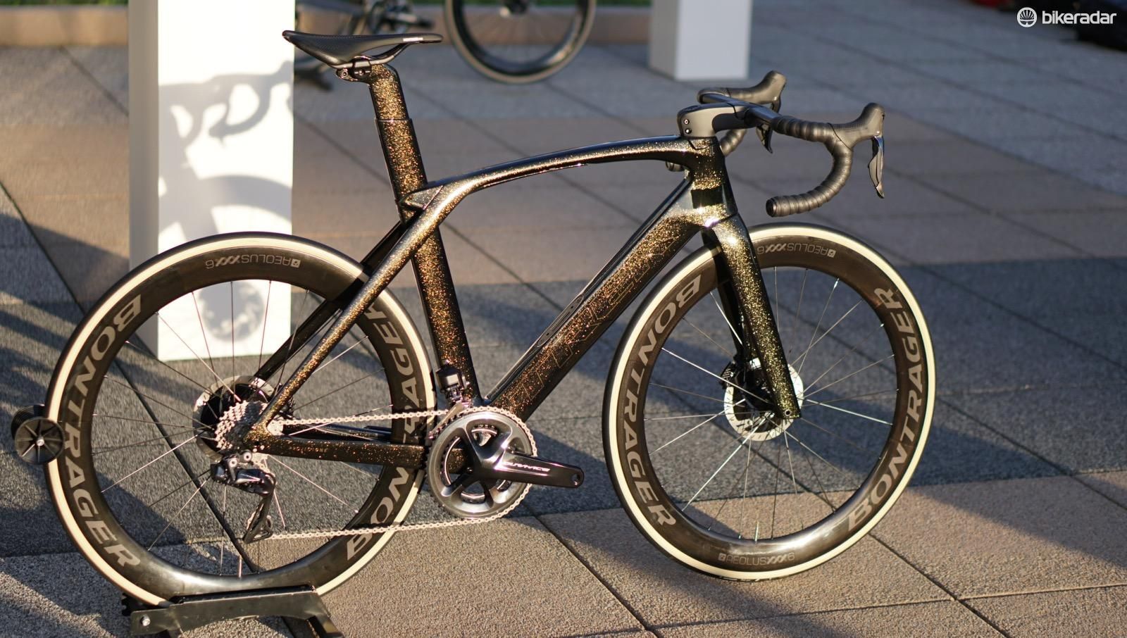 1600x906 Glitter, Gold And 'refliptive' Madone Icon